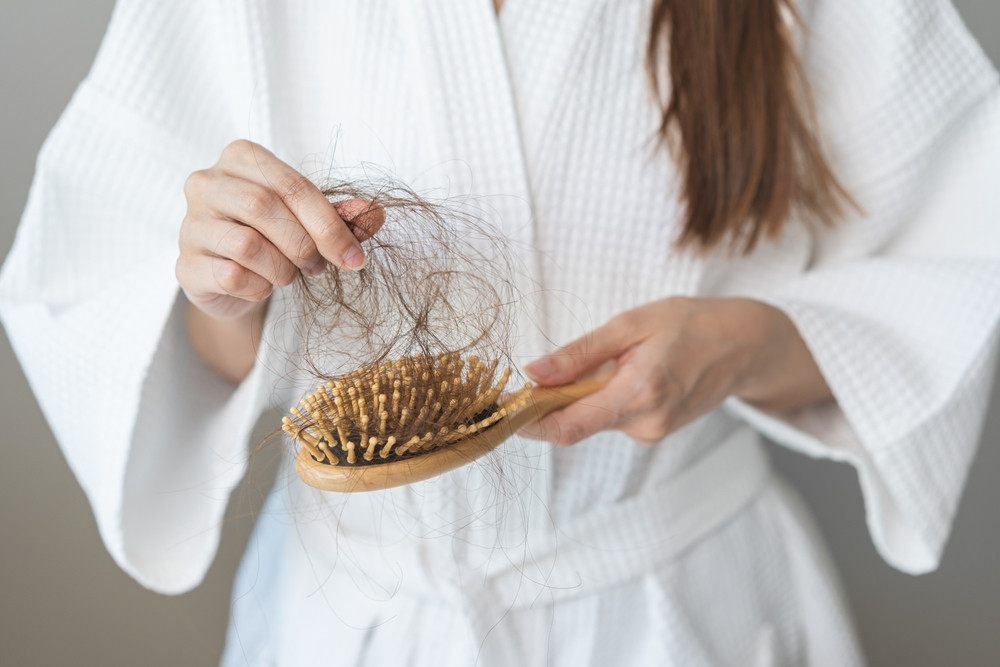 3 ingrédients à bannir de votre shampoing en cas de chute de cheveux