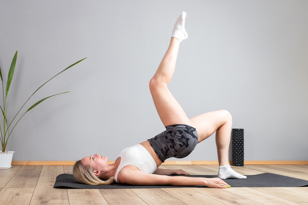 femme allongée qui fait du pilates