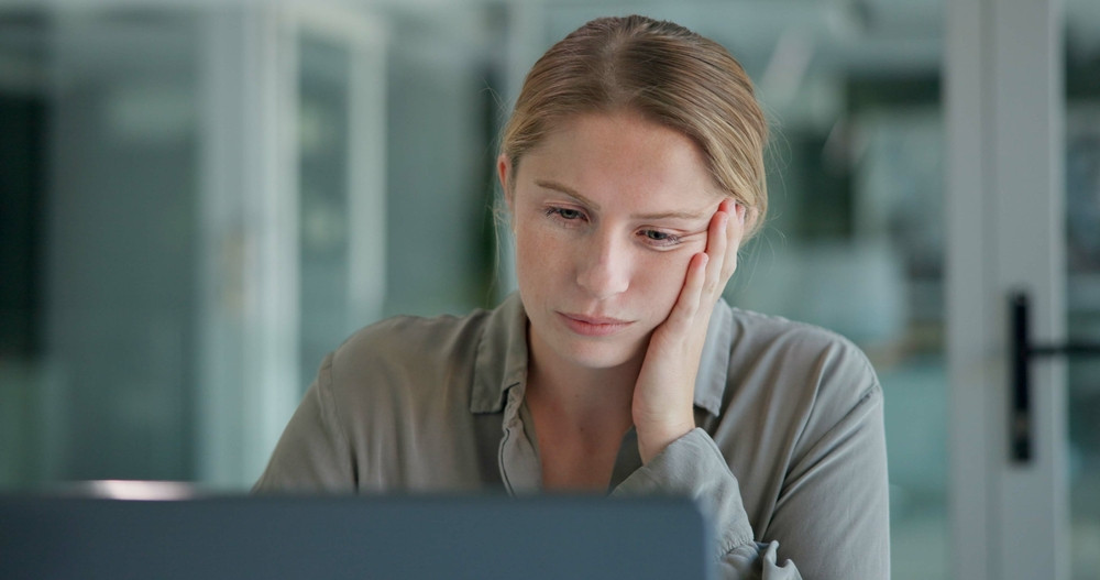 femme déprimée devant ordinateur