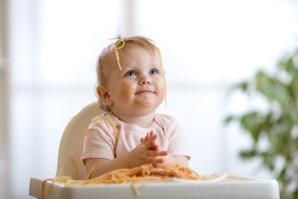 bébé qui mange avec ses mains