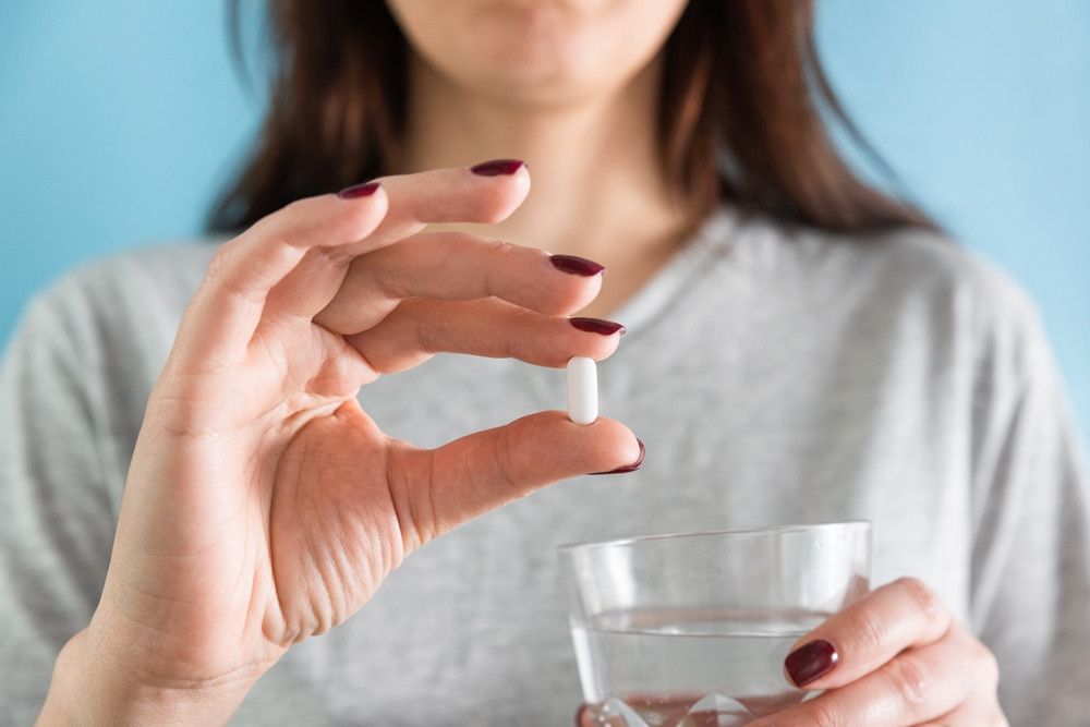 femme qui prend un medicament