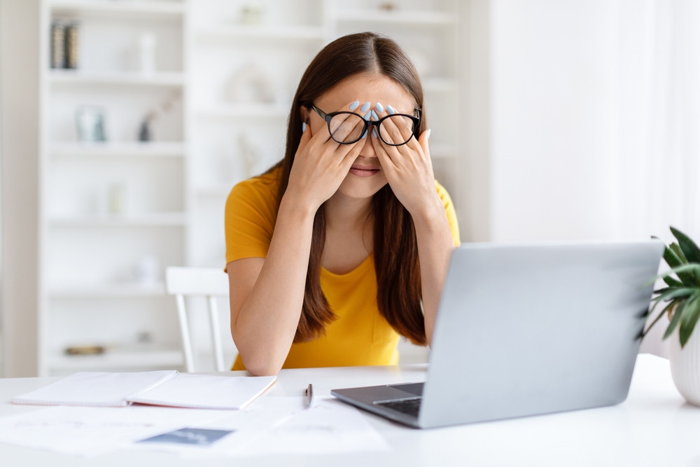 femme fatiguée au travail