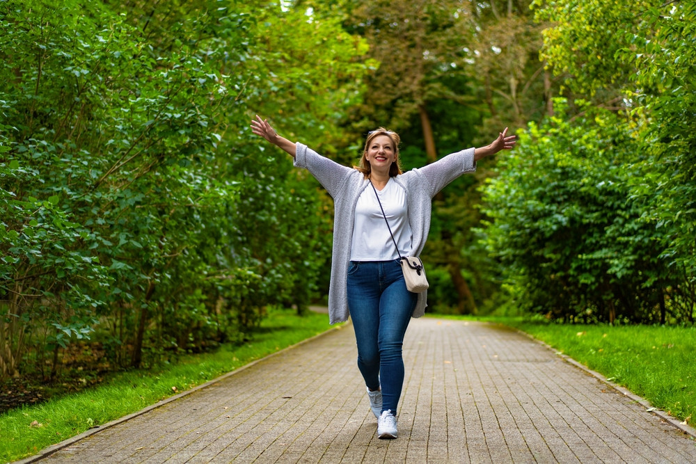 Femme heureuse qui marche