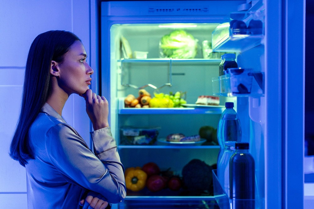 femme devant frigo ouvert