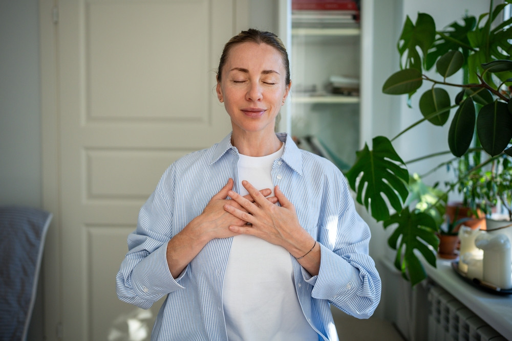 femme pratique techniques de respiration