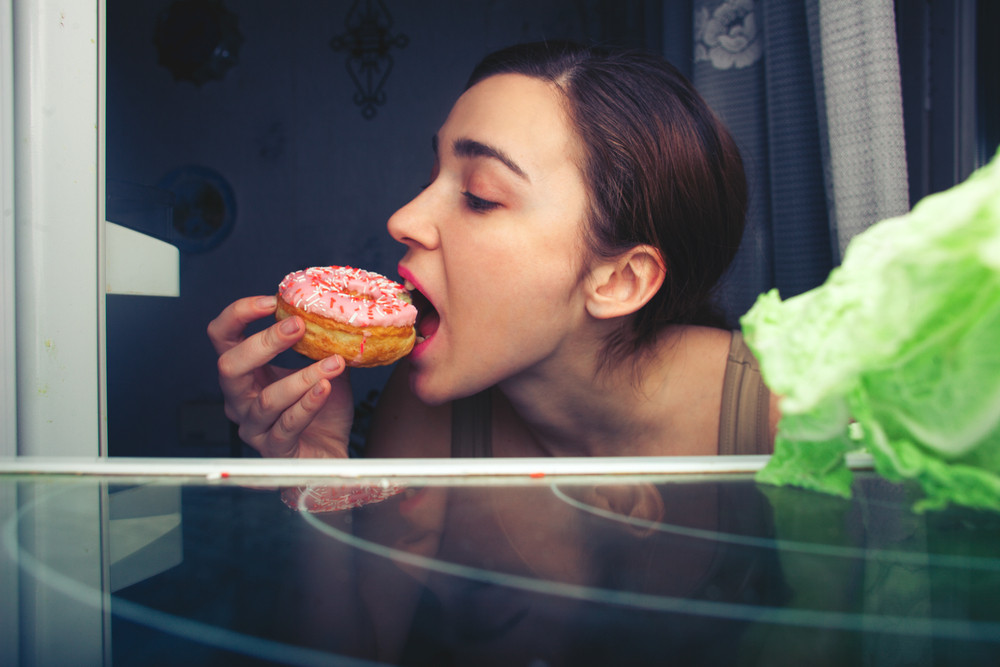 femme mange gâteau le soir