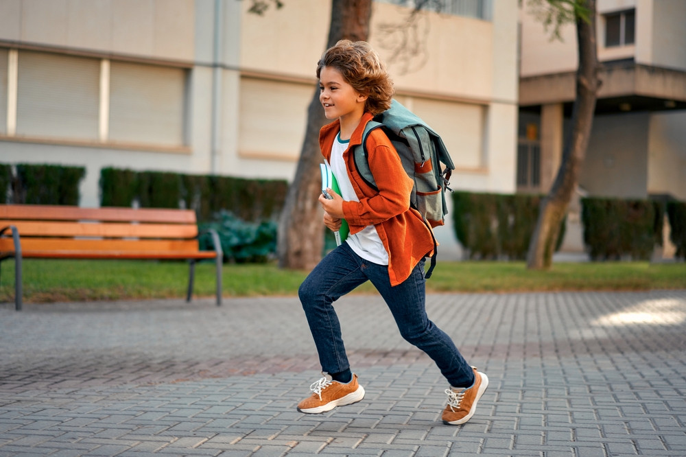 À partir de quel âge mon enfant peut aller et rentrer de l’école seul ?