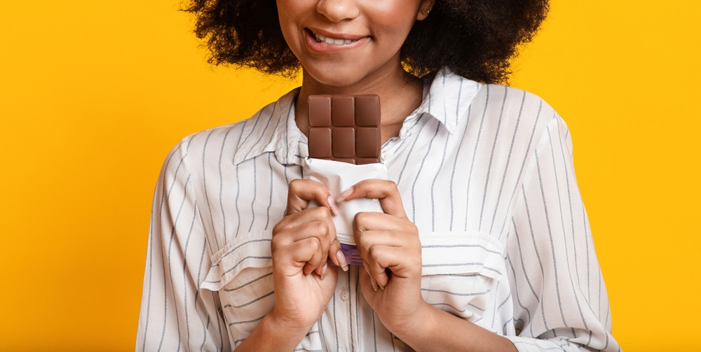 Femme qui mange du chocolat