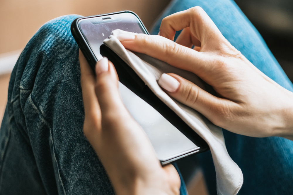 Comment bien nettoyer son smartphone, nid à bactéries ?