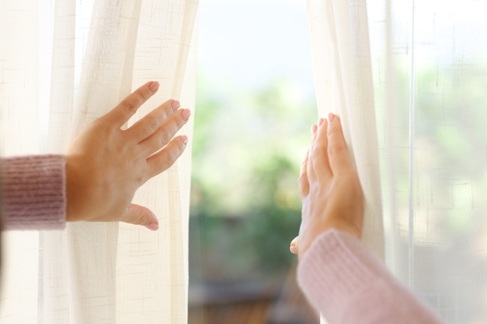 Pourquoi on culpabilise de rester dedans quand il fait beau dehors ?