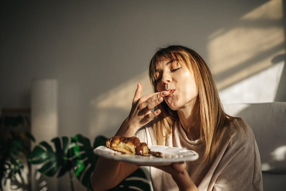 femme mange pâtisserie le matin