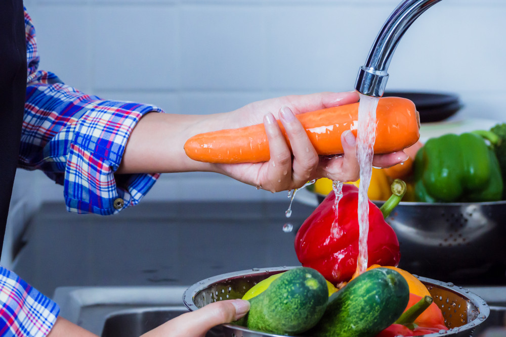 femme qui lave des légumes