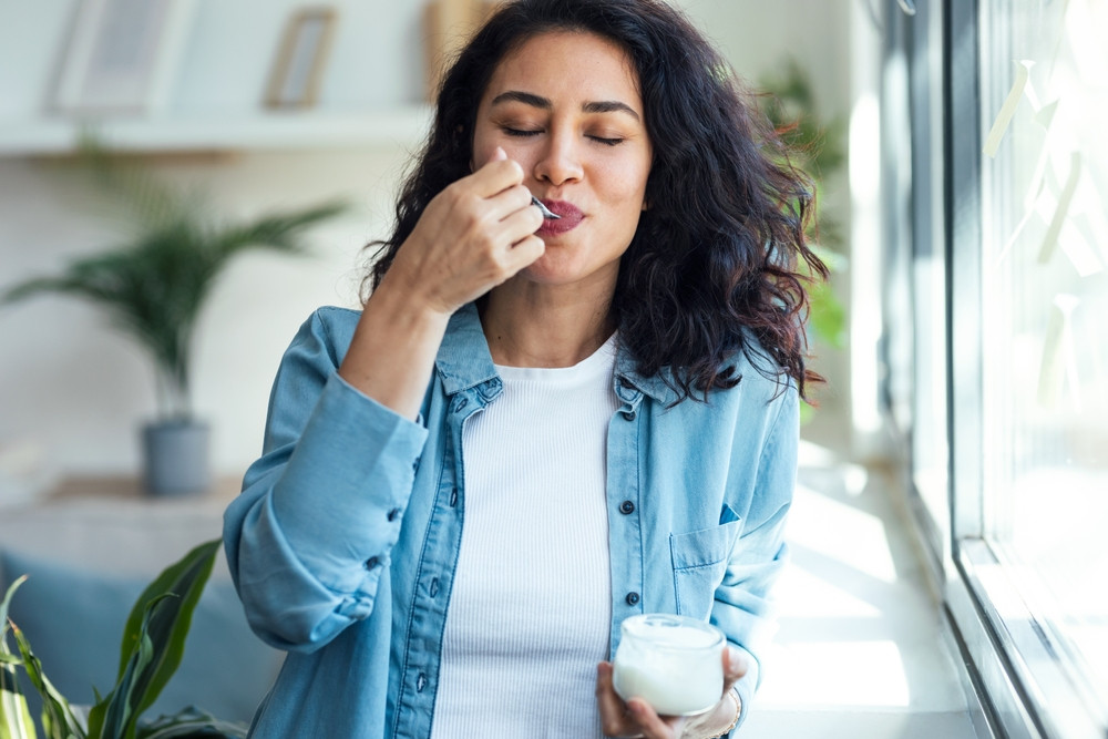 femme qui mange un yaourt