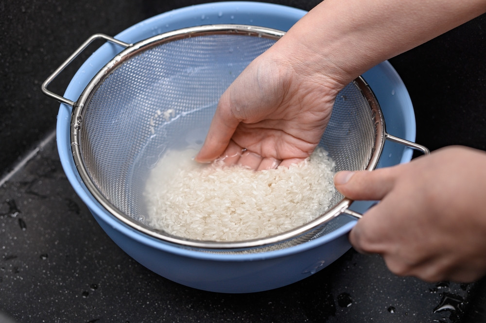 personne qui rince du riz