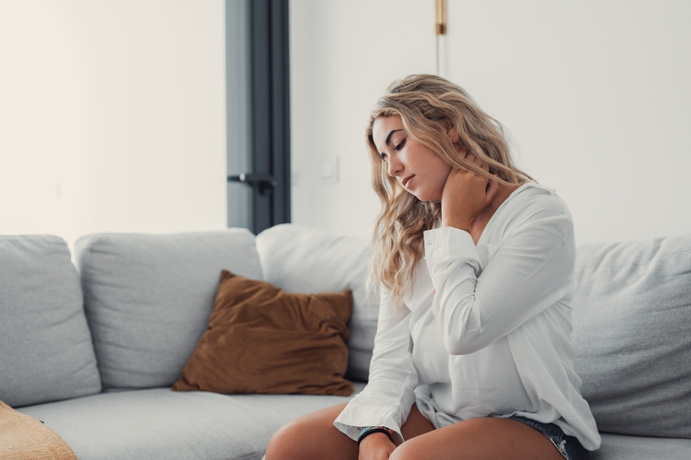 femme avec des tensions musculaires