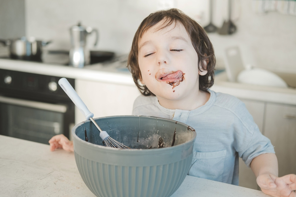 enfant qui mange la pate crue du gateau