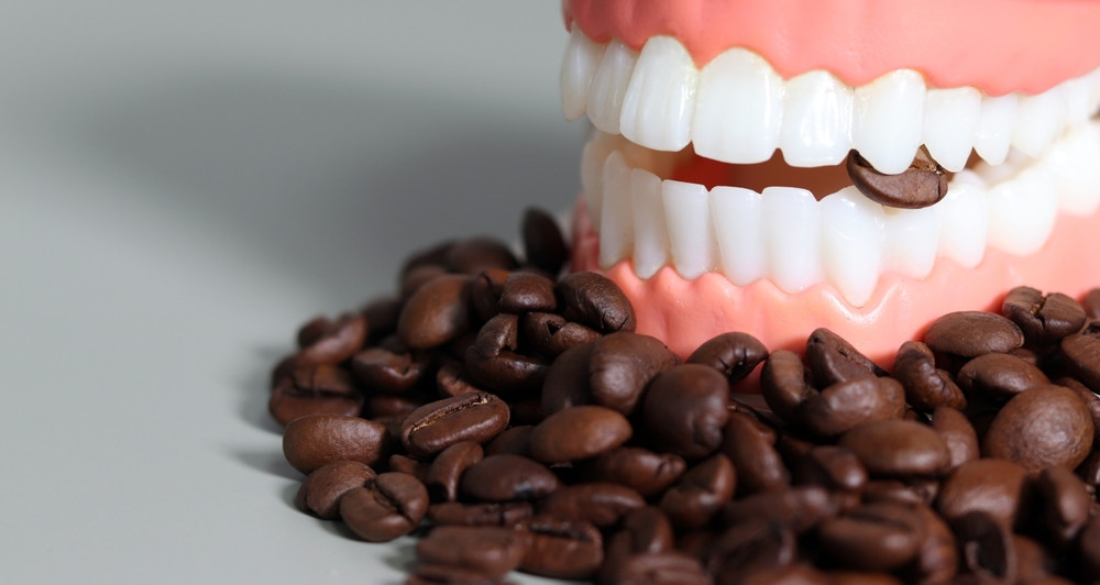 Comment garder ses dents blanches malgré le café ?