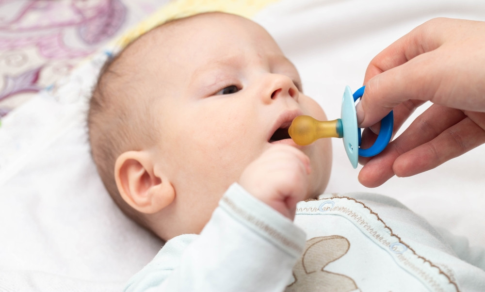 Est-ce bien de donner la tétine à un bébé ?