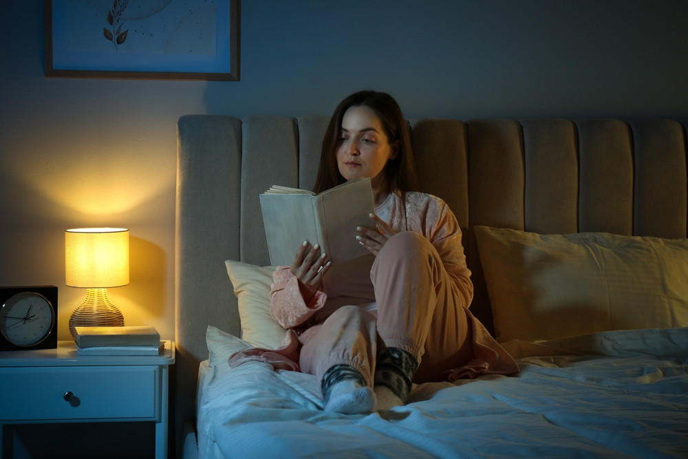 Lire au lieu de scroller le soir avant de dormir : ce que ça change vraiment