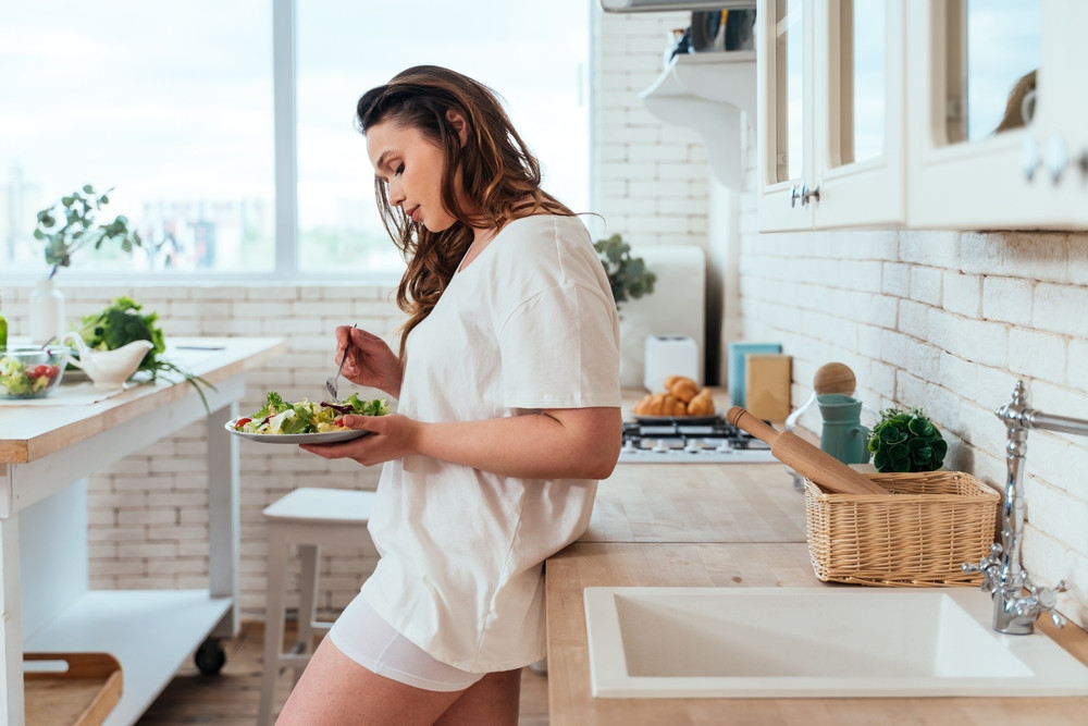 femme qui mange debout