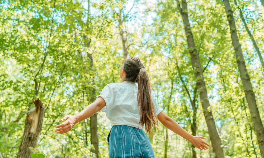 femme qui profite d'une balade en foret