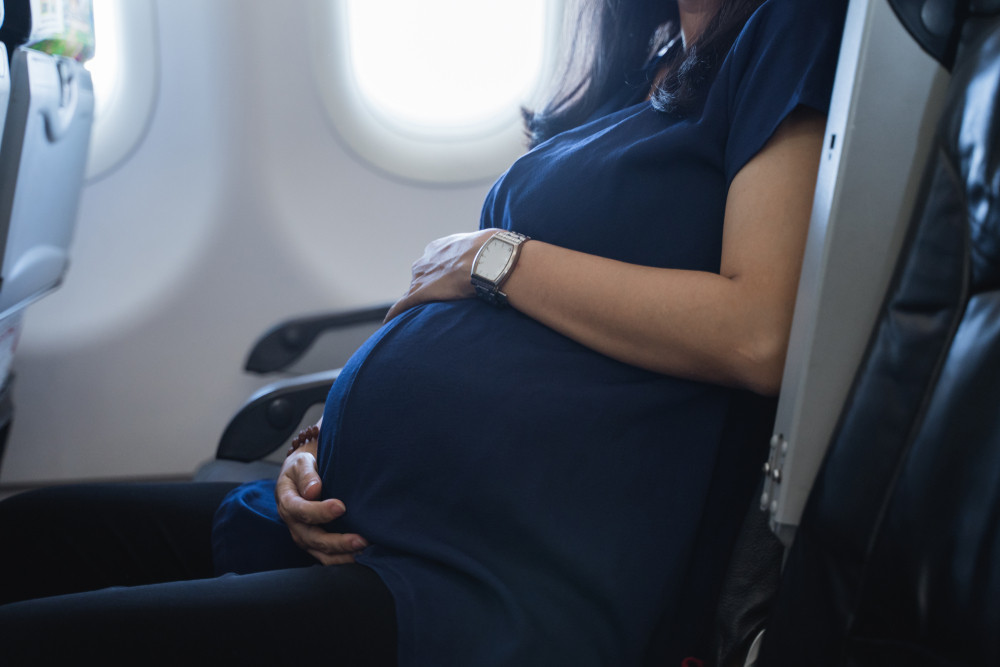 Prendre l’avion enceinte : les précautions à prendre