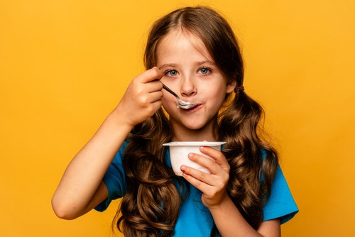 Produits laitiers pour enfants : Foodwatch dénonce le « marketing de la malbouffe » et appelle à une loi pour protéger les plus jeunes