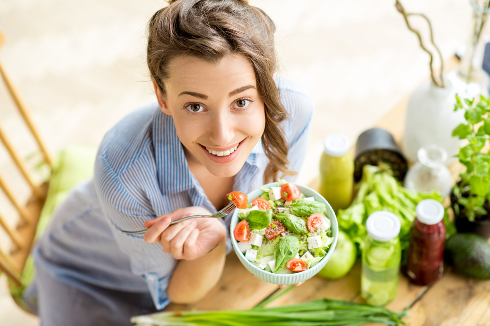 femme qui mange une salade