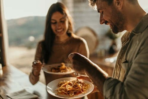 Régime en solo : comment maigrir quand son partenaire mange beaucoup ?