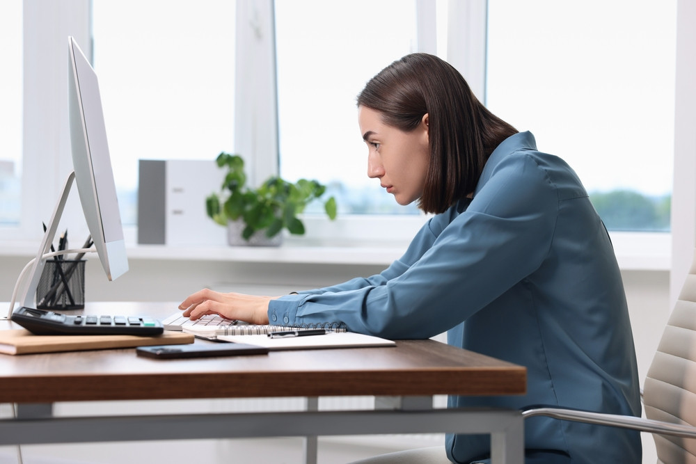 femme avec mauvaise posture devant ordinateur