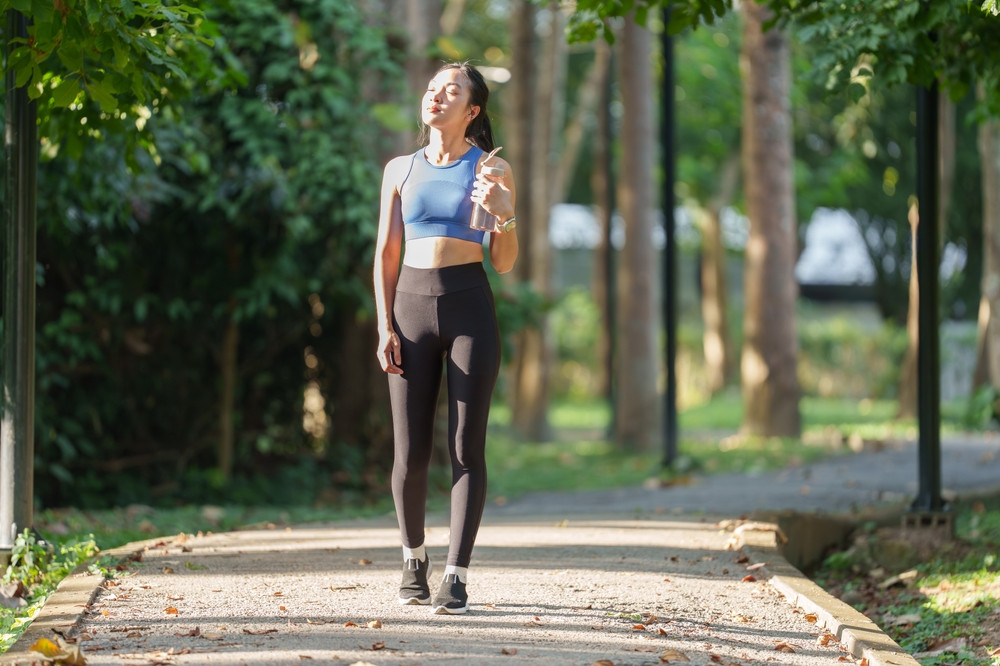 jeune femme qui marche