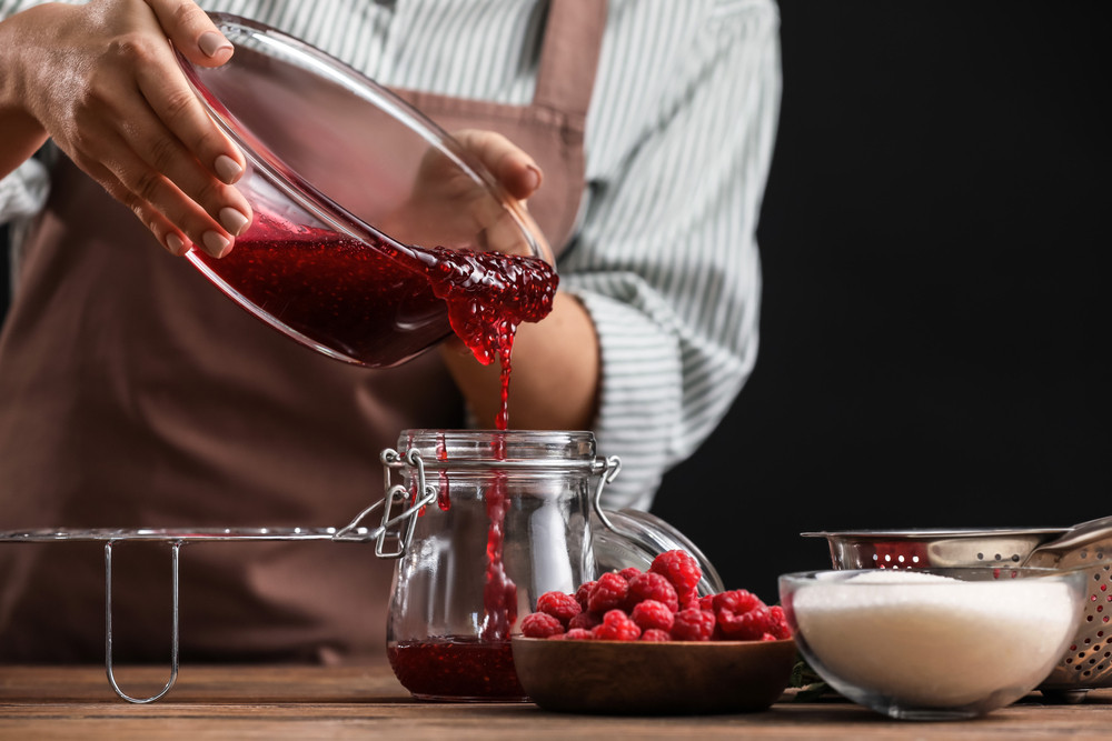 femme cuisine confiture