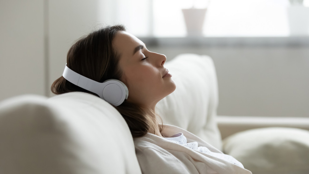 femme qui écoute de la musique