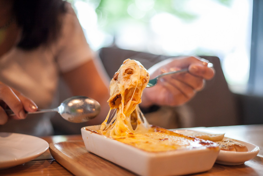 femme sert des lasagnes