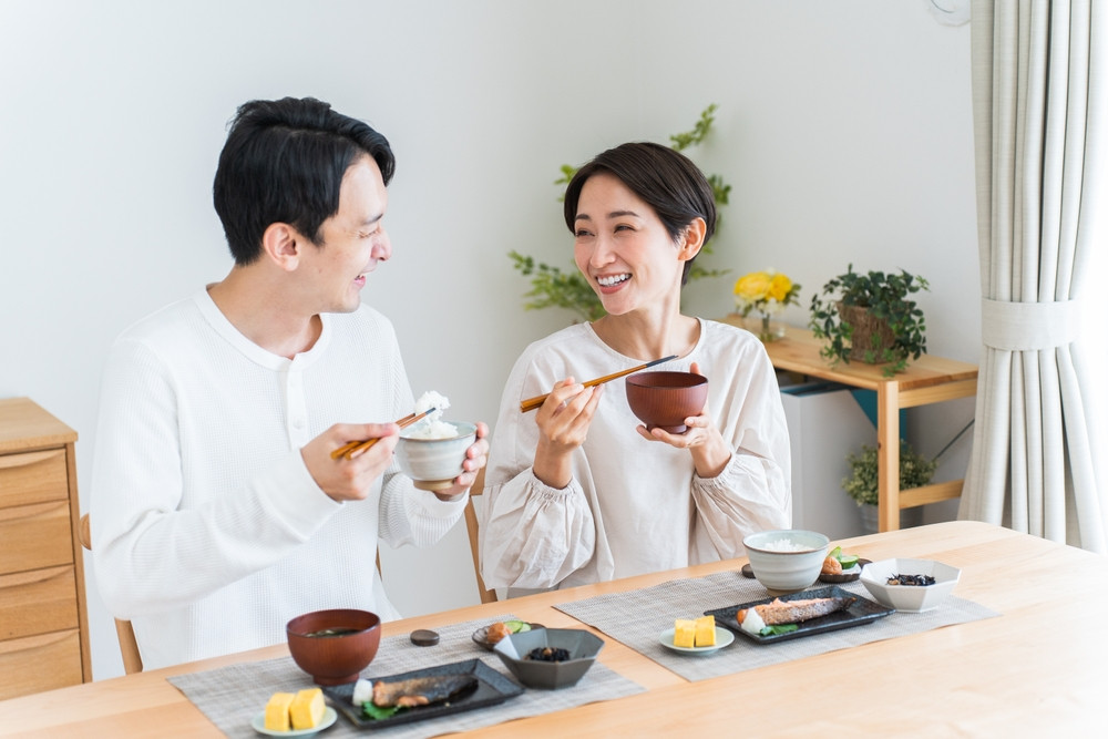 un couple japonais qui mange ensemble