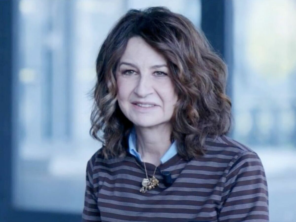 Valérie Lemercier adopte un sport « années 80 » et assume pleinement : silhouette tonique garantie