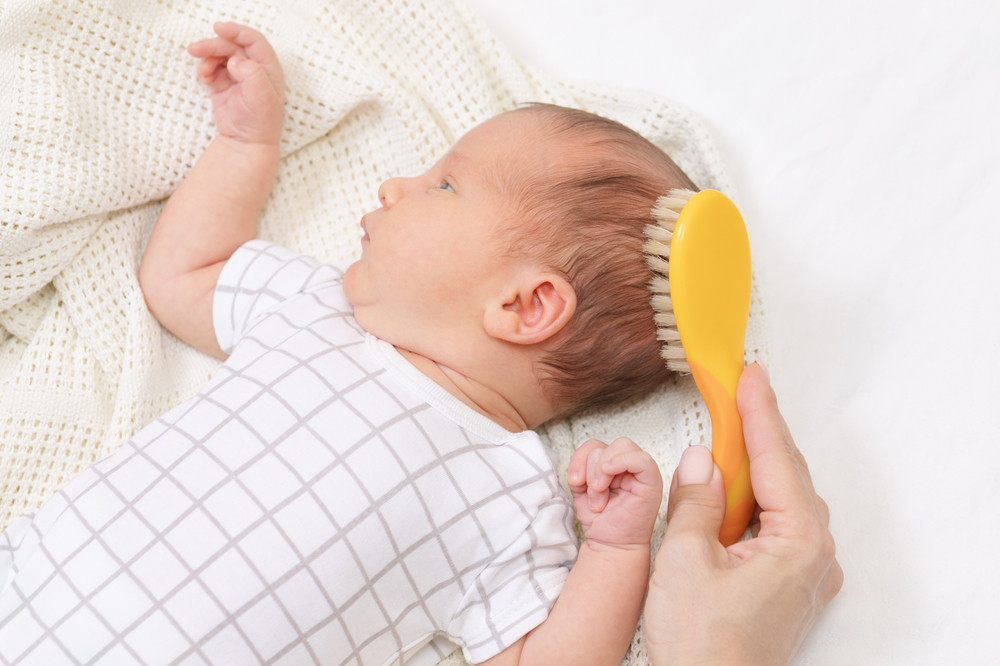 Comment démêler les cheveux de bébé en douceur ?