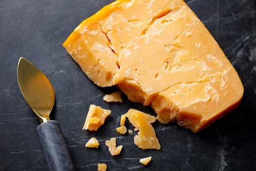 Vrai-Faux sur le cheddar : tout ce qu’il faut savoir sur ce fromage culte