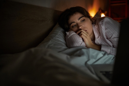 Se coucher tard : un impact insoupçonné sur votre humeur et vos choix