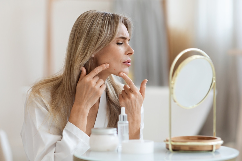 femme qui perce ses boutons