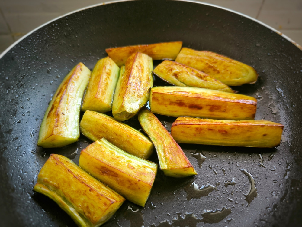 aubergines dans une poêle 