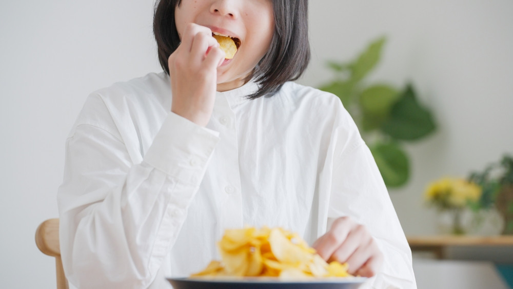 femme qui mange des chips