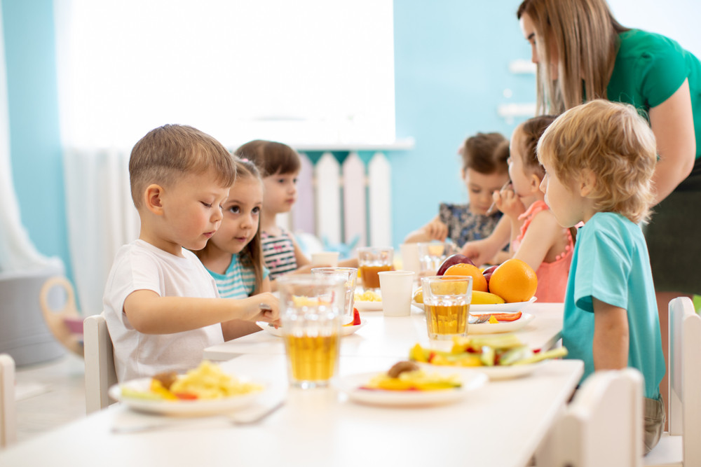 enfants à la cantine
