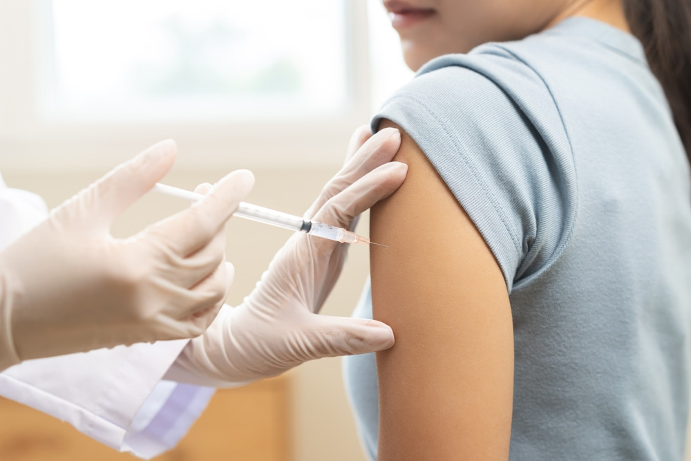 femme qui se fait vacciner