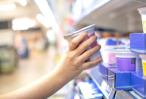 Ce yaourt qu’on croyait sain contient autant de gras que deux tranches de camembert