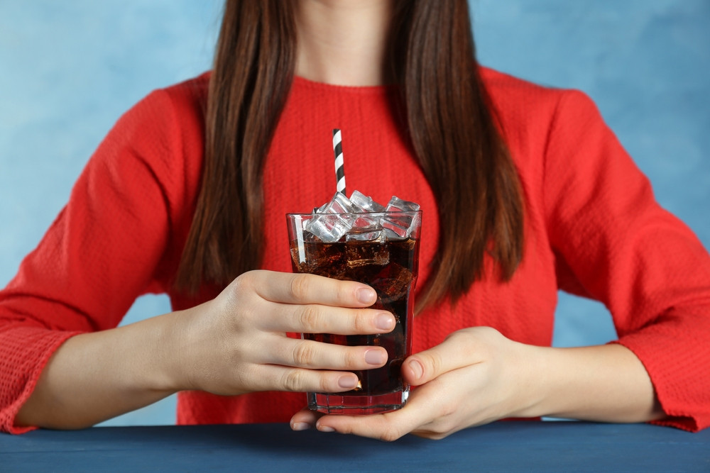 femme avec un verre de coca