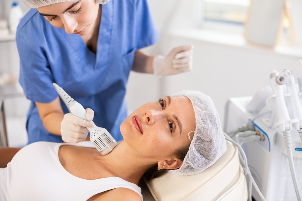 femme qui subit un cryothérapie au cou