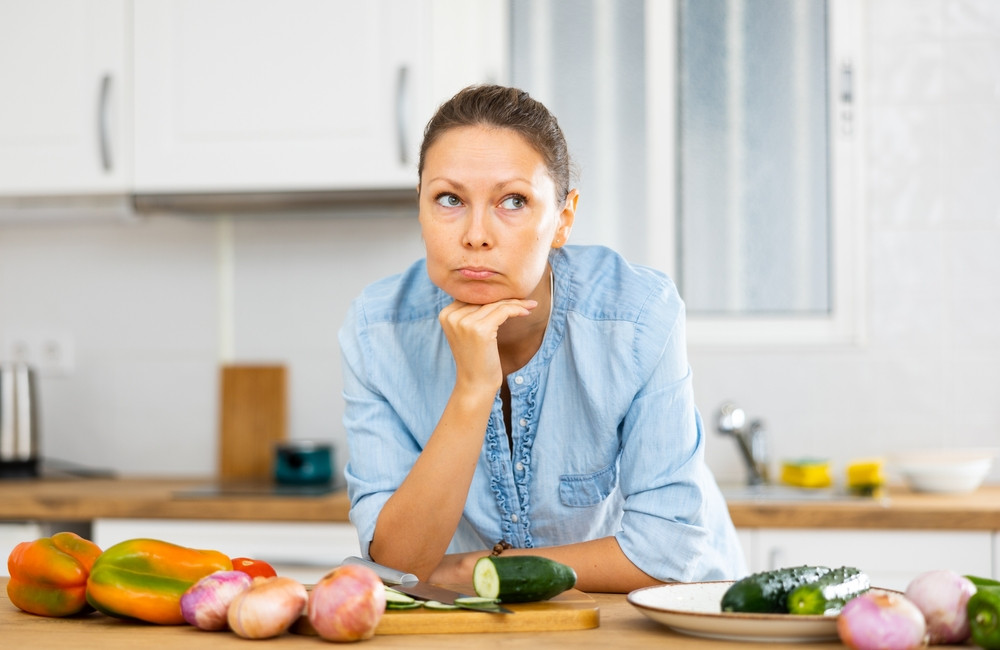 femme qui en a marre de cuisiner