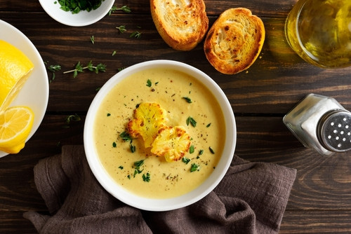 Soupe à l’ail : une recette chaleureuse et pleine de caractère