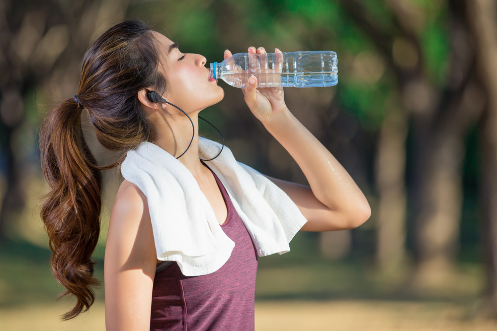 femme qui boit après le sport 